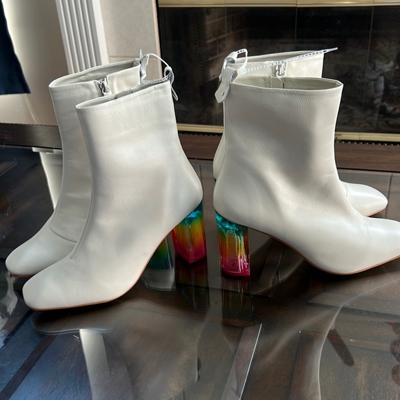 KURT GEIGER LONDON
RAINBOW STRUT WHITE LEATHER BOOTS - Picture 3 of 15